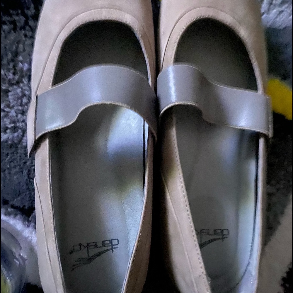 New w/o tags tan flats with strap